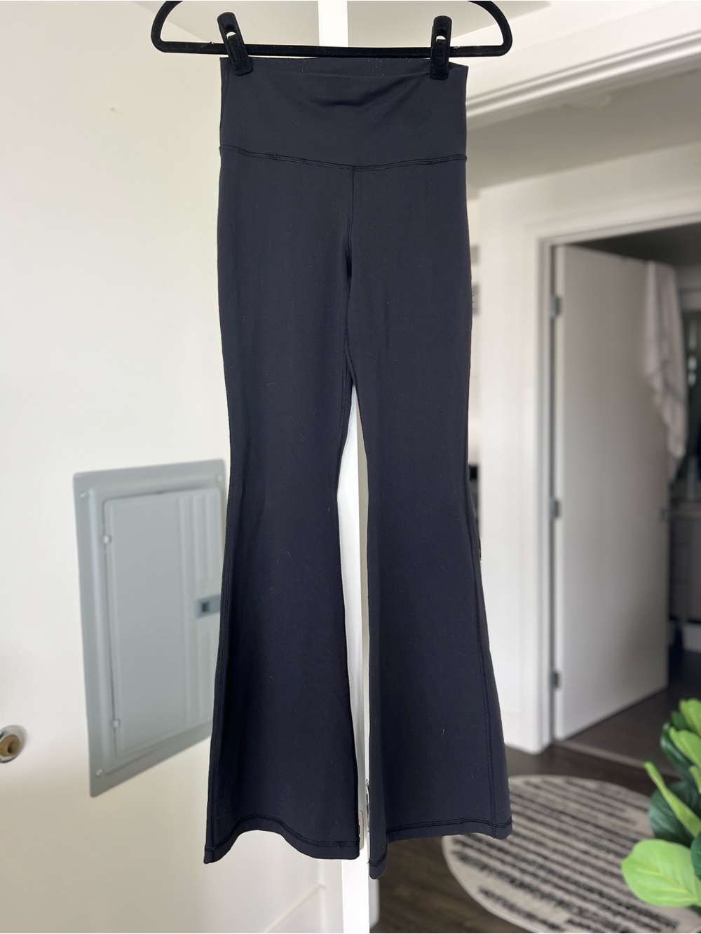 TNA by Aritiza Flare Leggings/Yoga Pants Black Size Small